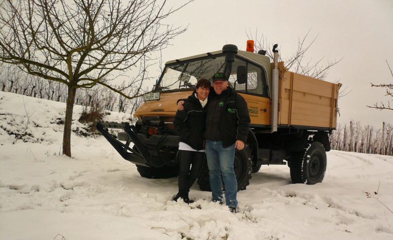 Inhaber der Baumschule Rombach vor Unimog auf verschneitem Betriebsgelände